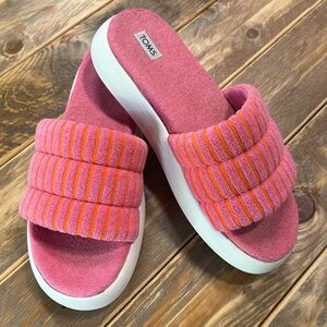 🛑 SOLD 🛑 TOMS Pink and Orange Fuzzy Sliders